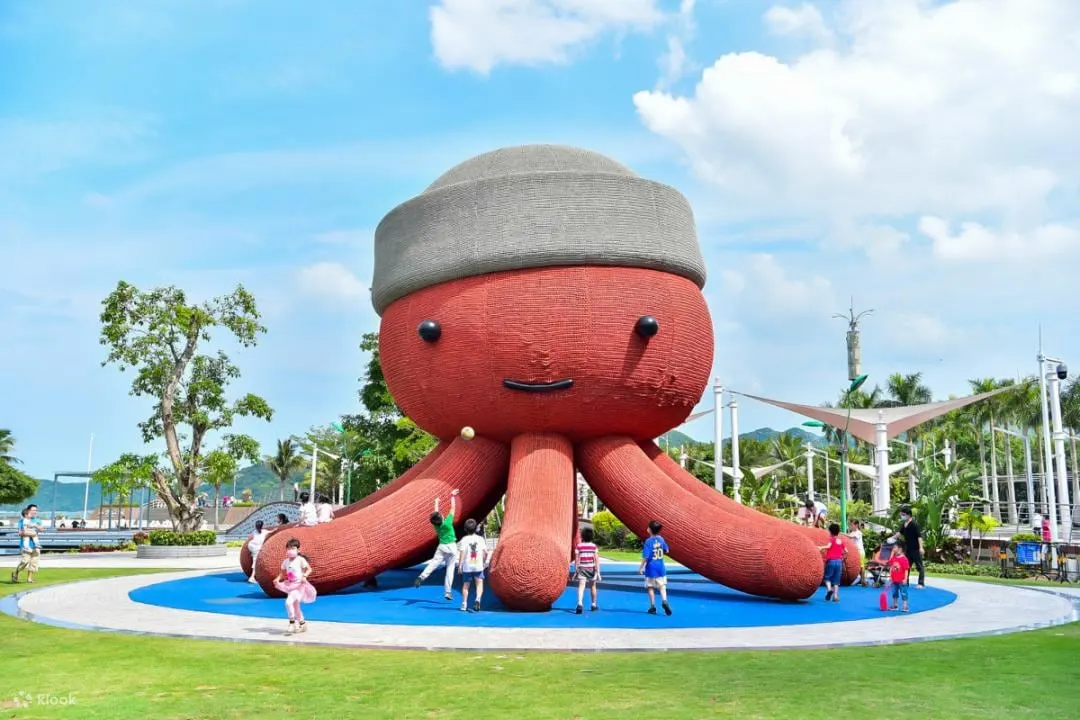 海濱棧道及鹽田中央公園（樓下即5.7萬方鹽田中央公園及全長19.5公裏海濱棧道、燈塔圖書館，是親子、情侶、家庭出遊徒步的閑適之地。）